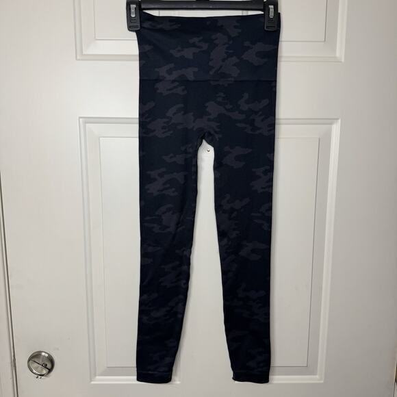 SPANX Look at Me Now Seamless Leggings Cropped Black Camo Size Small - Picture 4 of 5